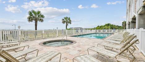 Een buitenzwembad en een verwarmd zwembad