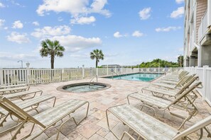 Una piscina al aire libre, una piscina climatizada