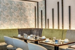 Petit déjeuner buffet (15 EUR par personne)