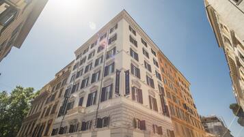 Vista frontal de la propiedad