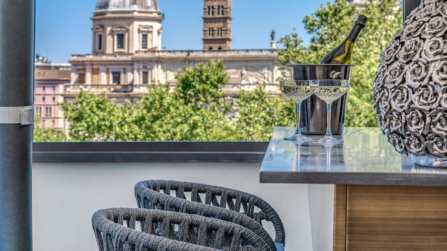 Hotel 77 Seventy-Seven