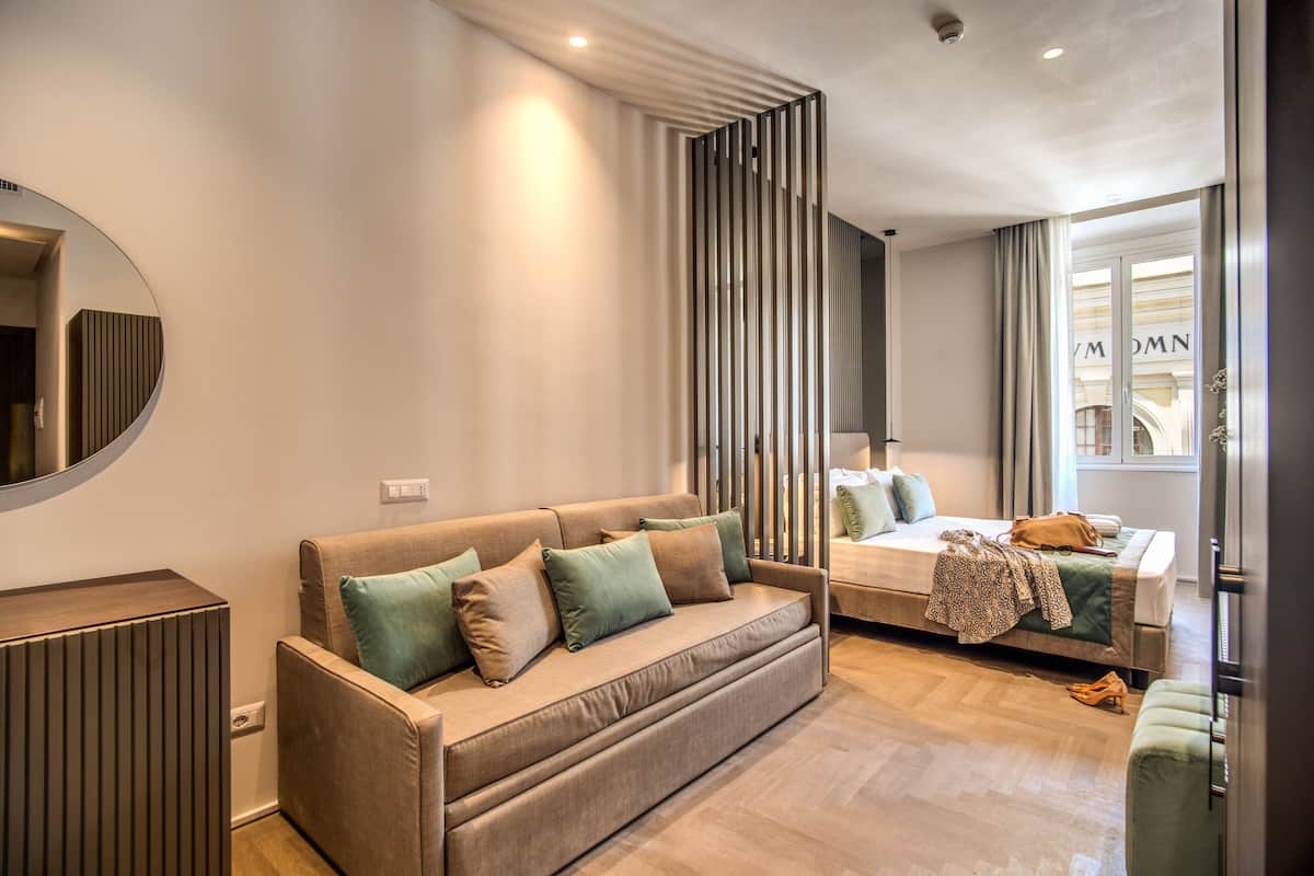 Minibar, in-room safe, desk, free WiFi