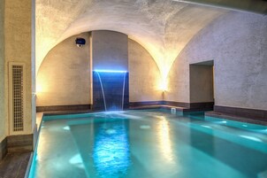 Una piscina cubierta