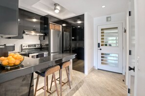 冷蔵庫、電子レンジ、オーブン、コンロ