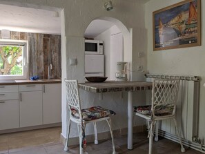 Kühlschrank, Mikrowelle, Wasserkocher mit Kaffee-/Teezubehör, Toaster
