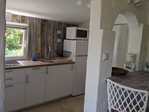 Fridge, microwave, stovetop, coffee/tea maker - The Mazet de l'amandari (Le Plan-de-la-Tour)