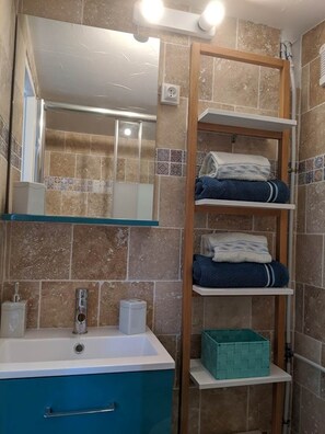Hair dryer, towels