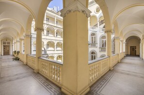 المنطقة المحيطة بالمنشأة