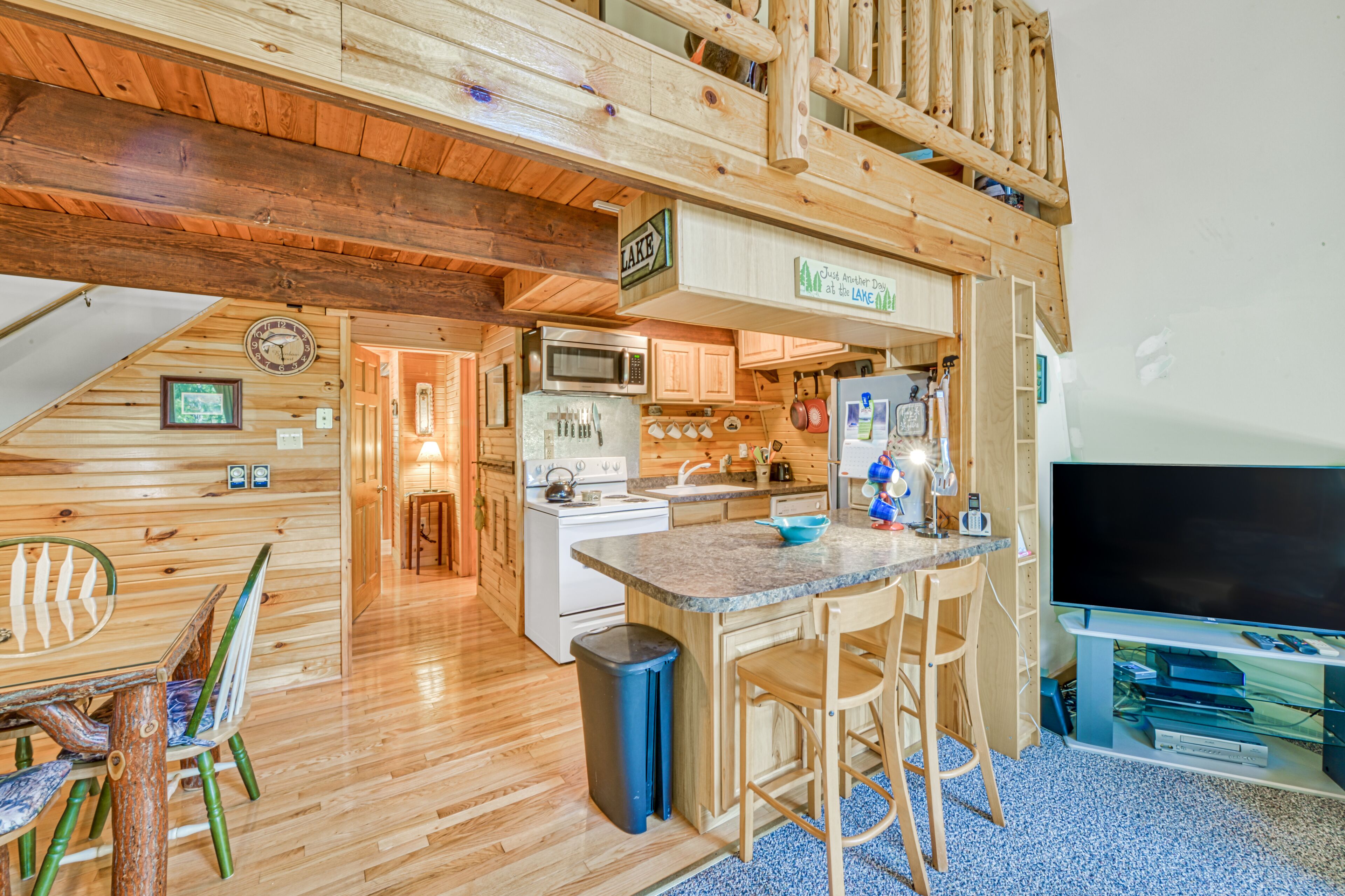 Dog-friendly cabin with large deck & hot tub
