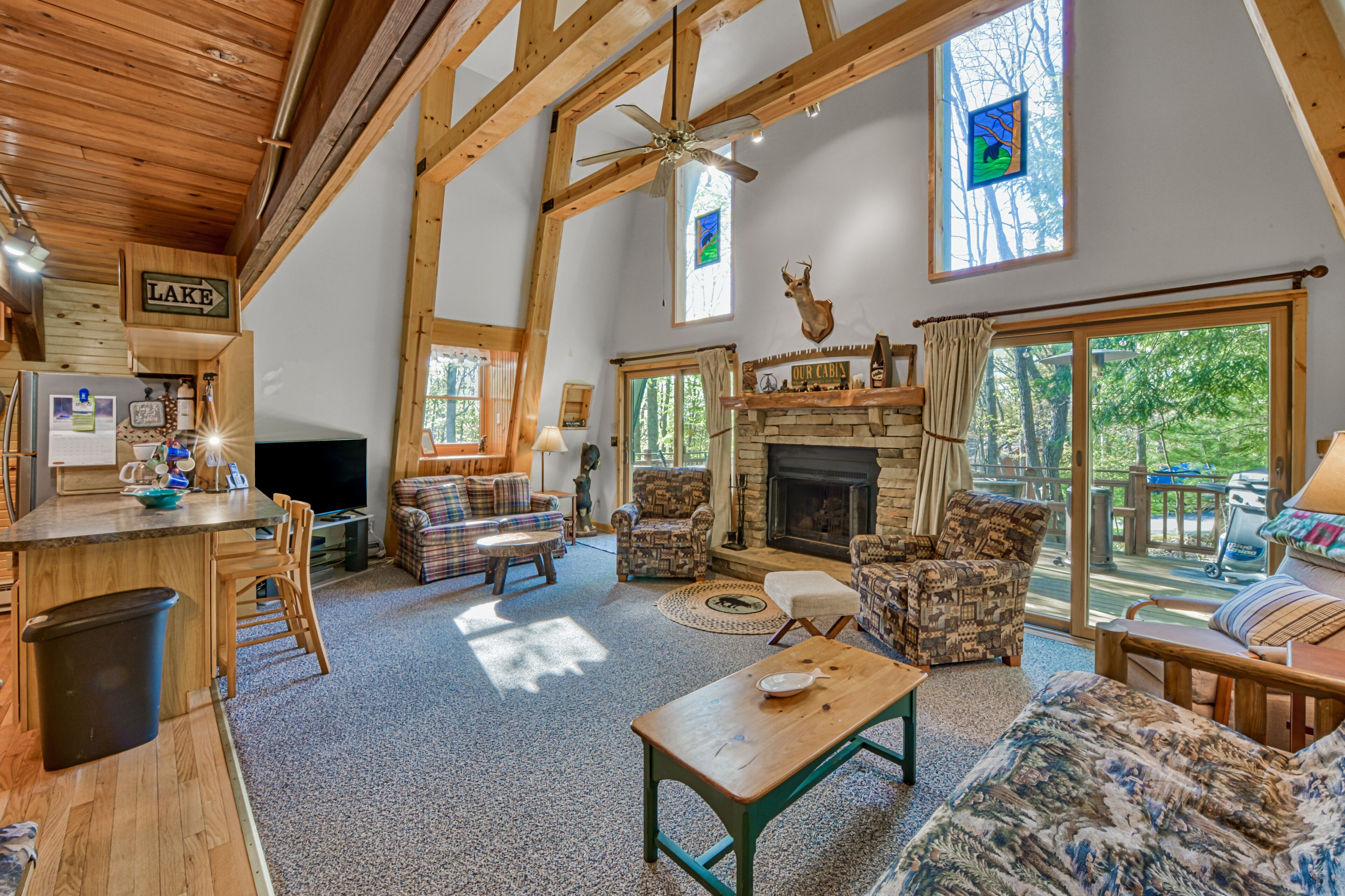 Dog-friendly cabin with large deck & hot tub