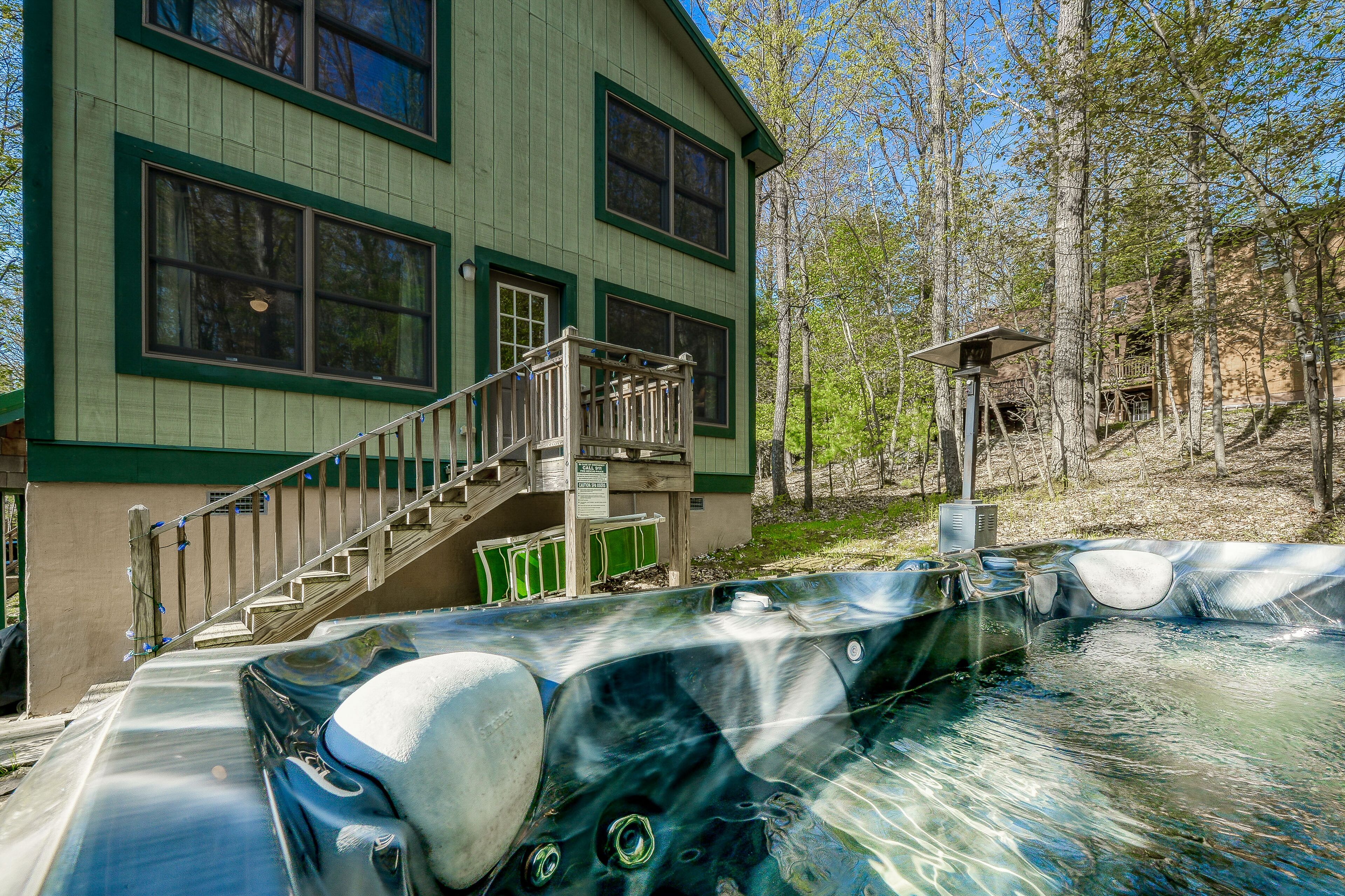 Dog-friendly cabin with large deck & hot tub