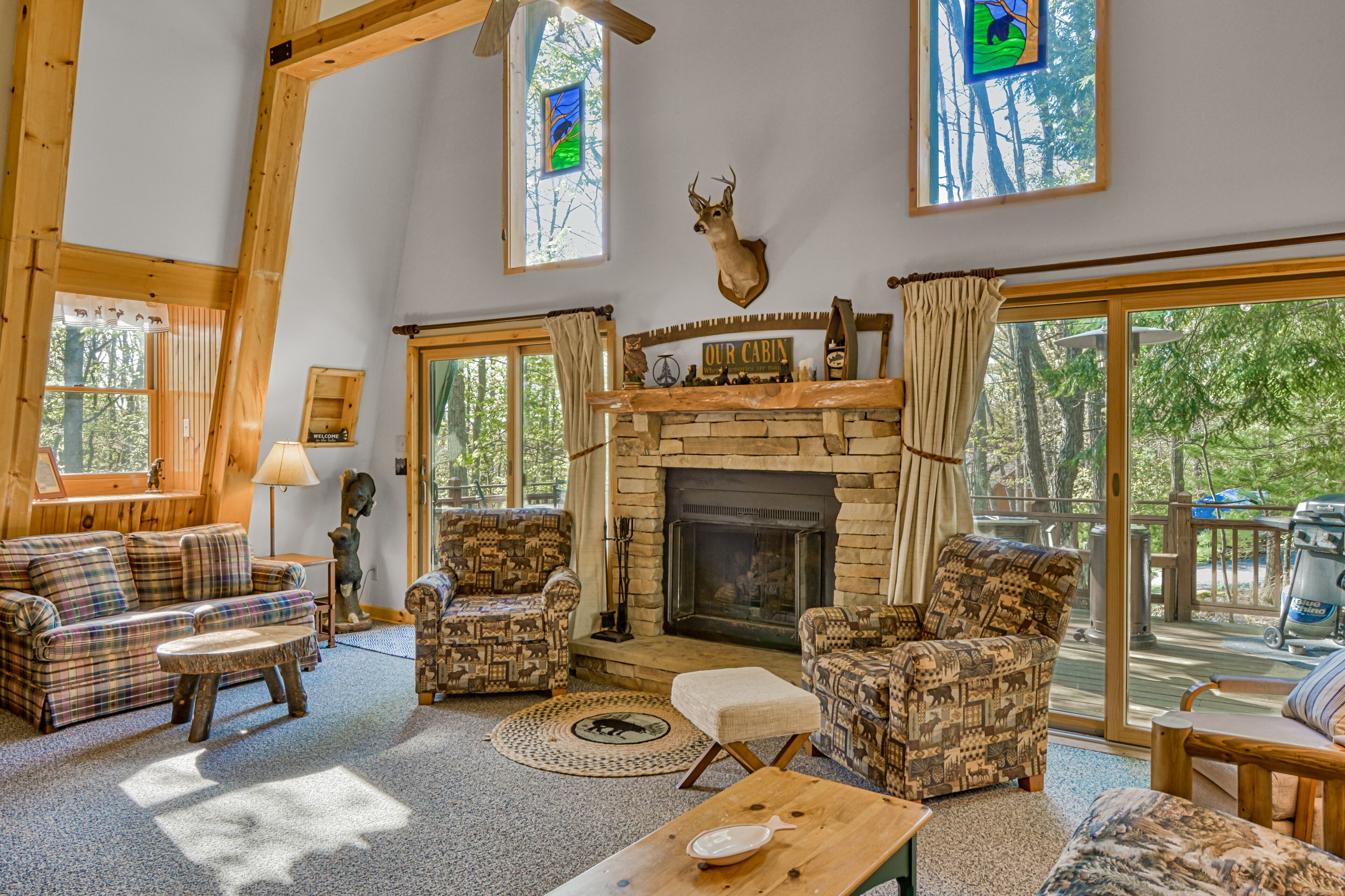 Dog-friendly cabin with large deck & hot tub