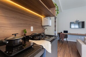 Deluxe Studio Suite | Private kitchen | Fridge, microwave, espresso maker, cookware/dishes/utensils