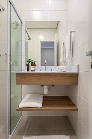 Comfort-Studiosuite | Badezimmer | Dusche, Haartrockner, Seife, Shampoo