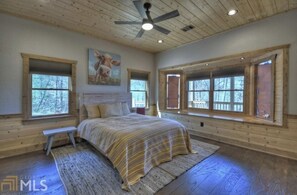 4 bedrooms, desk, iron/ironing board, free WiFi