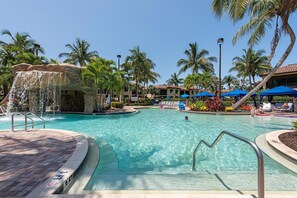Una piscina al aire libre, una piscina climatizada
