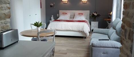 Tabla de planchar con plancha, wifi gratis y ropa de cama