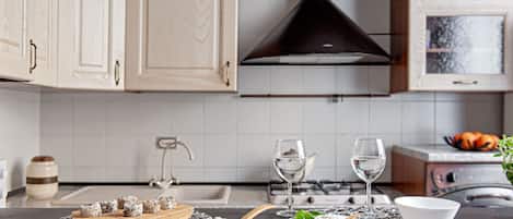 Kühlschrank, Mikrowelle, Ofen, Herdplatte