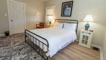 3 slaapkamers, een bureau, een strijkplank/strijkijzer, reisbedje