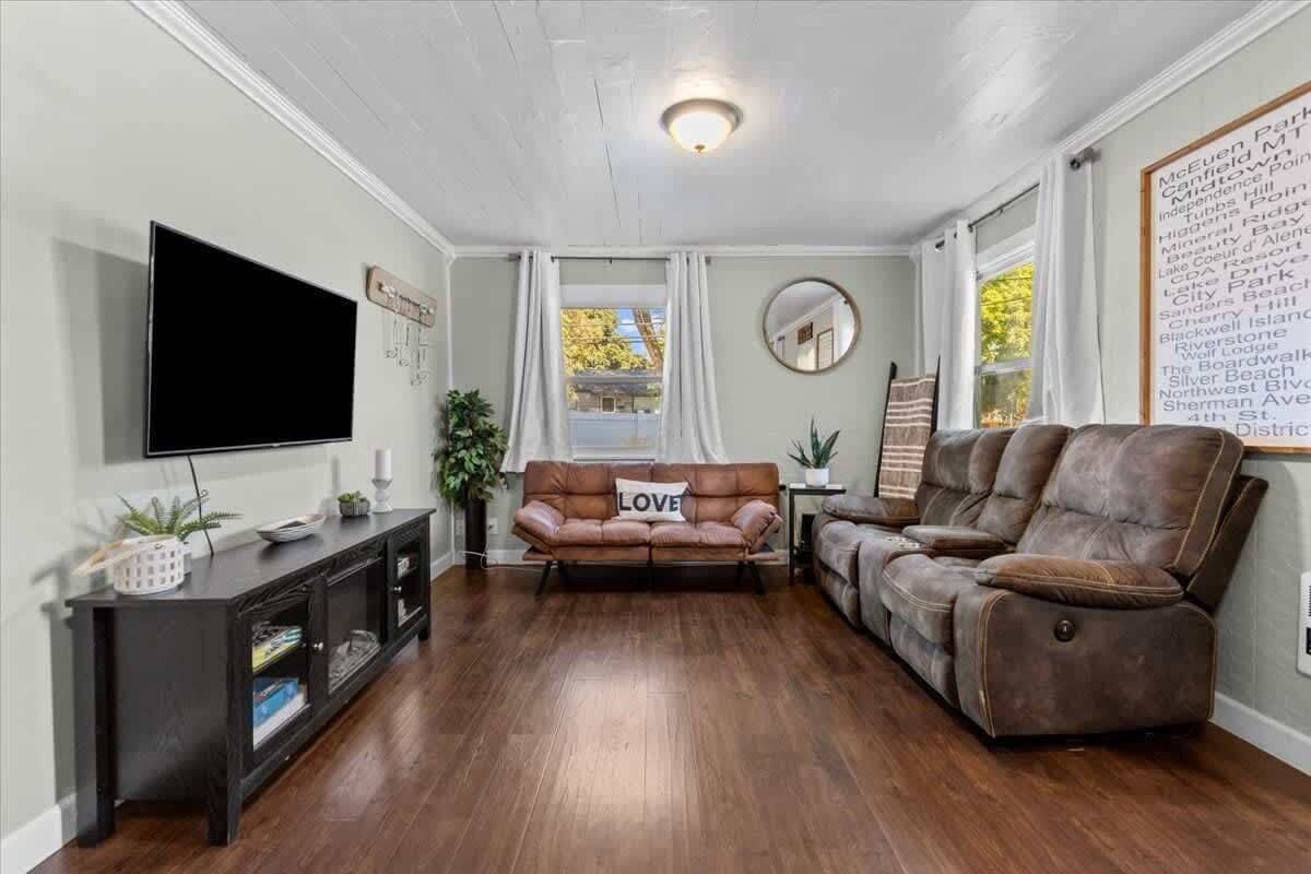 Smart TV, caminetto, libri