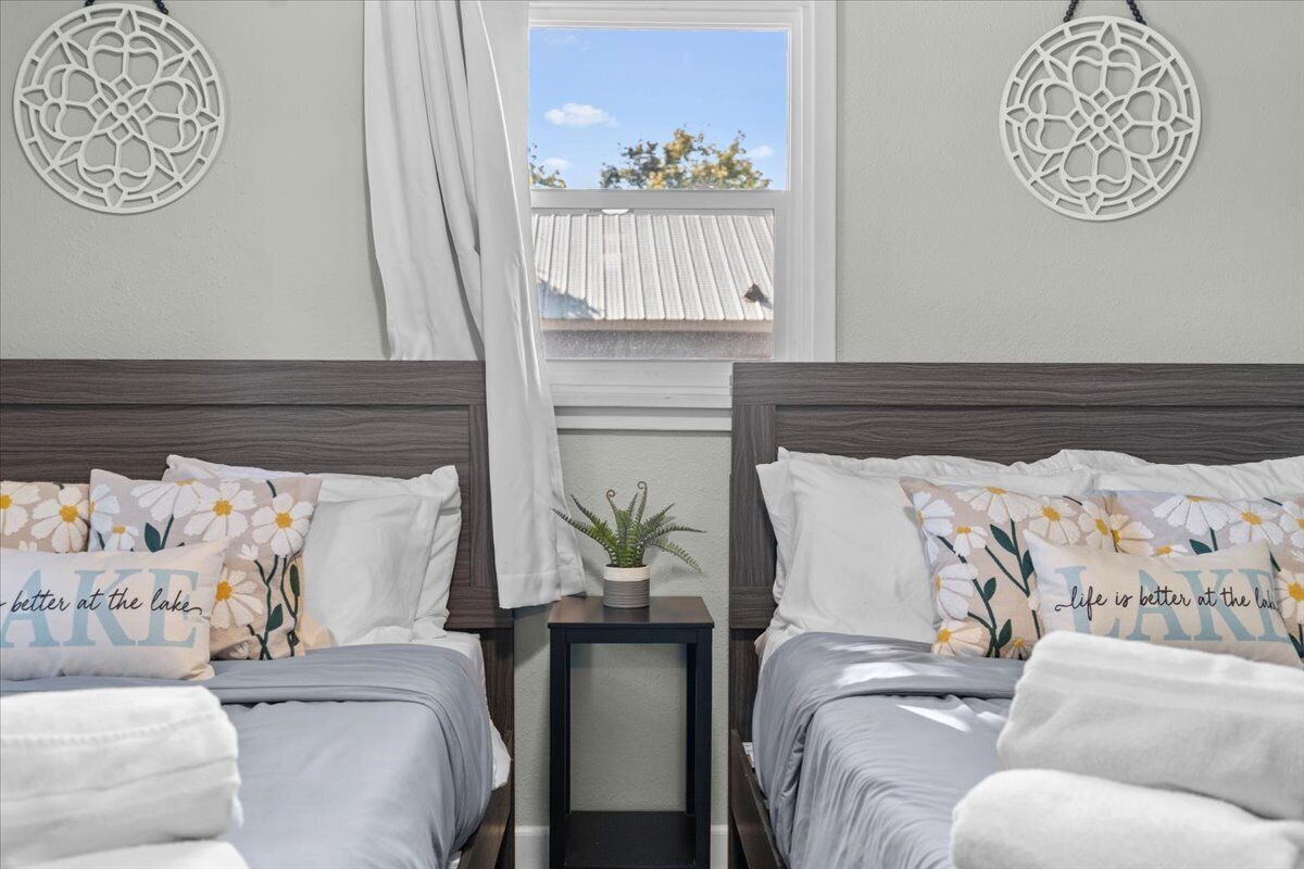 2 間睡房、書桌、熨斗/熨衫板、可攜式嬰兒床