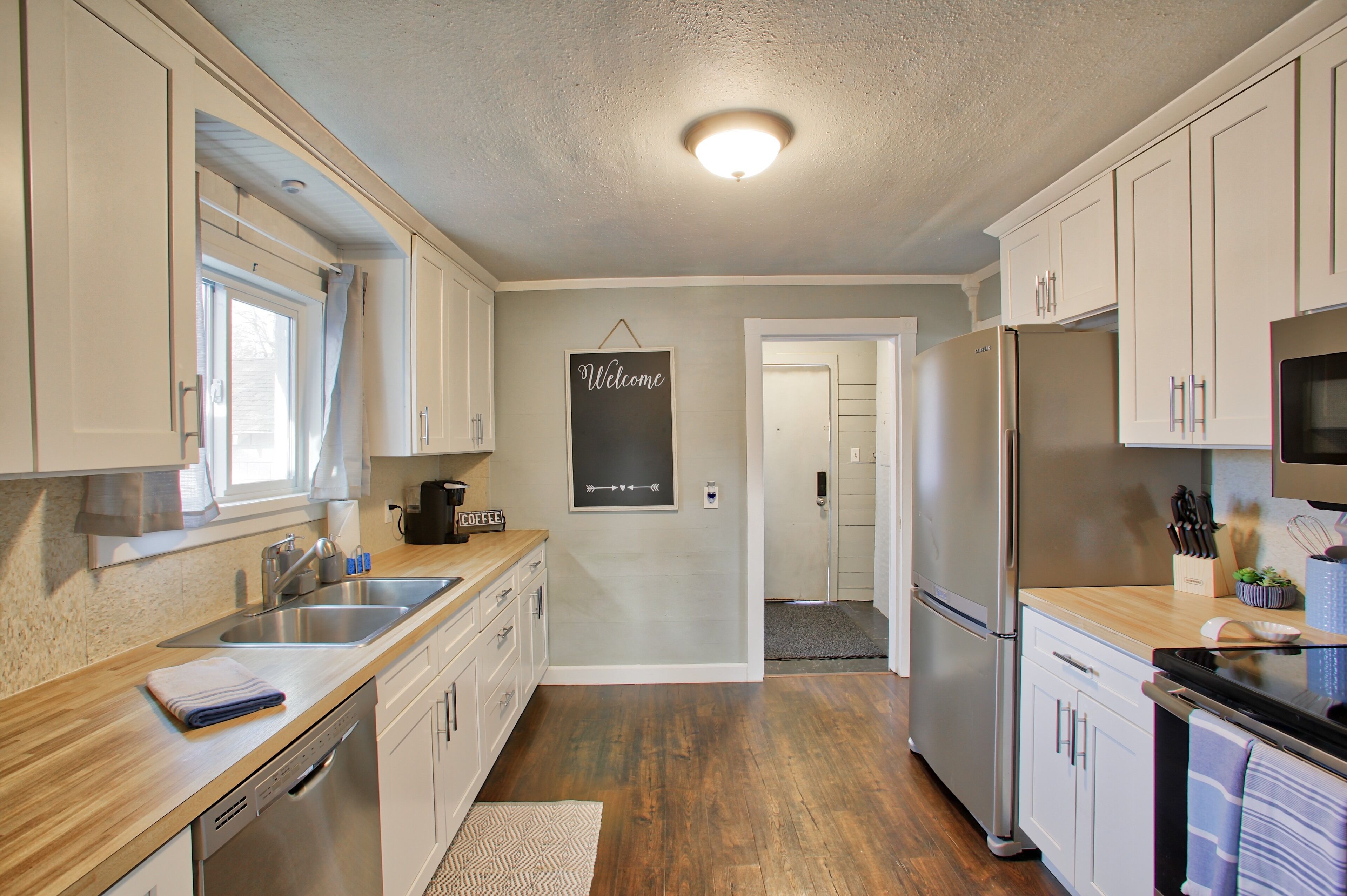 Downtown W/ fire pit, outside dining, BBQ, near beaches, hiking & biking trails