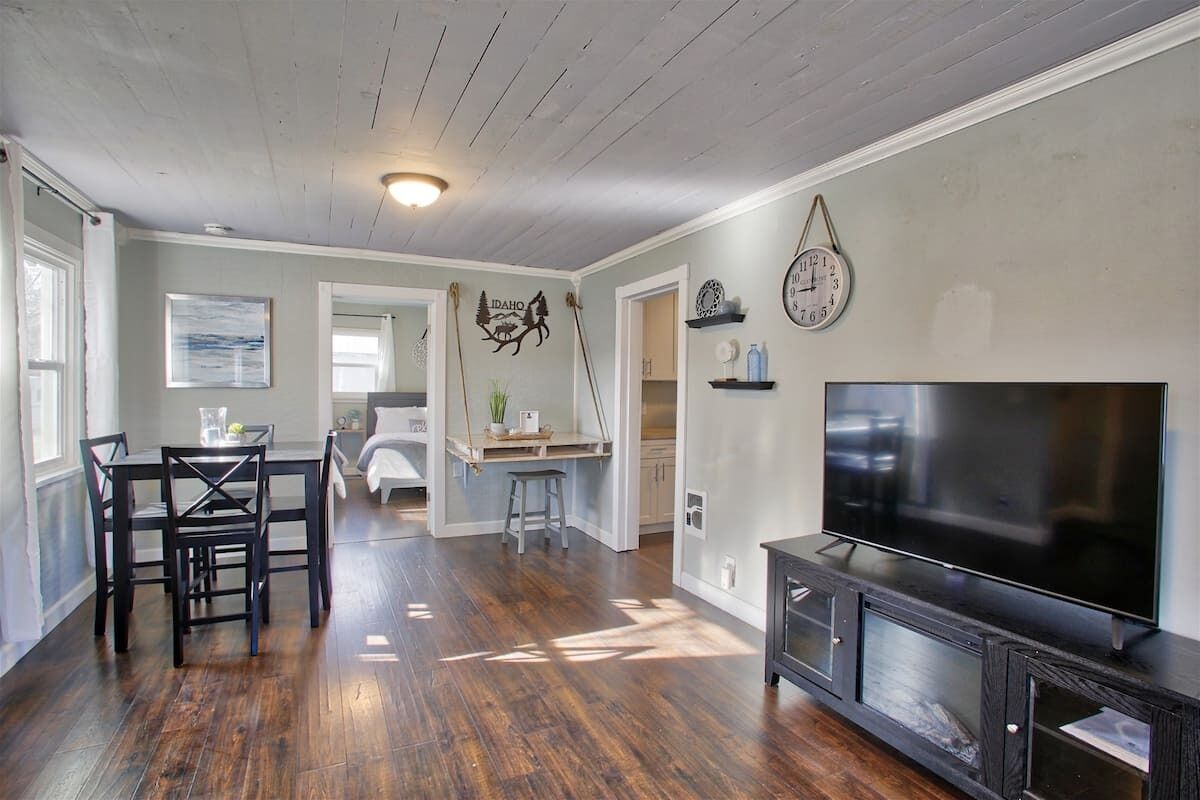 Downtown W/ fire pit, outside dining, BBQ, near beaches, hiking & biking trails
