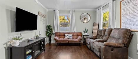 Smart TV, caminetto, libri