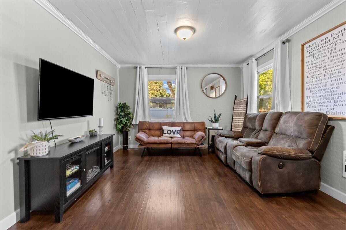 Smart TV, chimenea y libros 