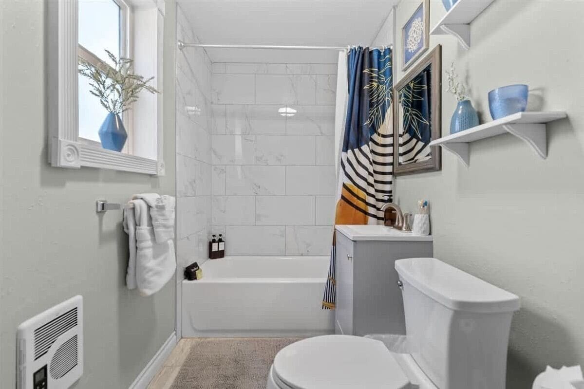 Ein Badezimmer mit Badewanne, Toilette und Duschvorhang.