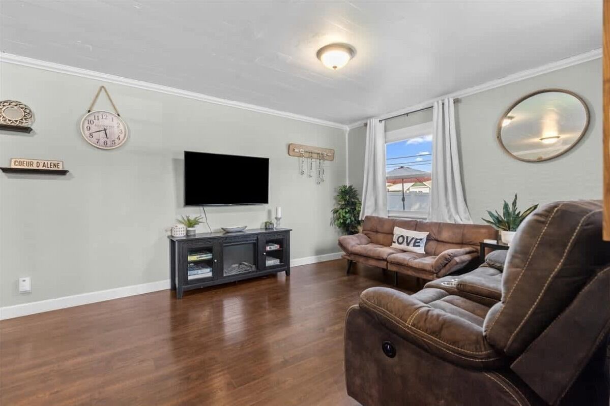 Smart TV, fireplace, offices
