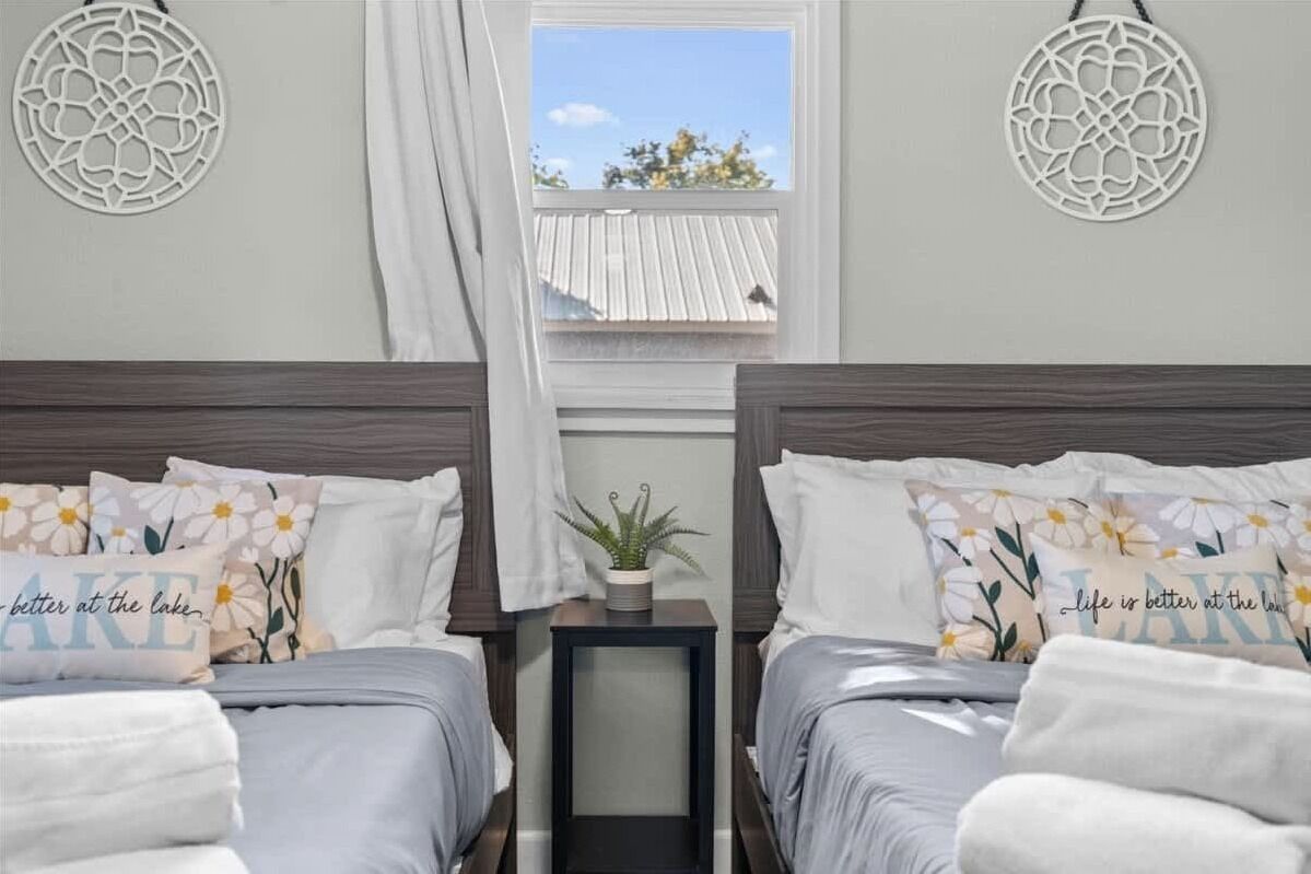 2 Schlafzimmer, Schreibtisch, Bügeleisen/Bügelbrett, Reisekinderbett