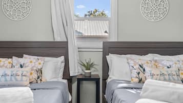2 Schlafzimmer, Schreibtisch, Bügeleisen/Bügelbrett, Reisekinderbett