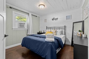 2 bedrooms, desk, iron/ironing board, travel cot - Cozy cottage walk to parks near lake and downtown (Coeur d'Alene)