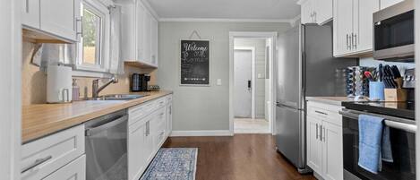 冷蔵庫、電子レンジ、オーブン、コンロ