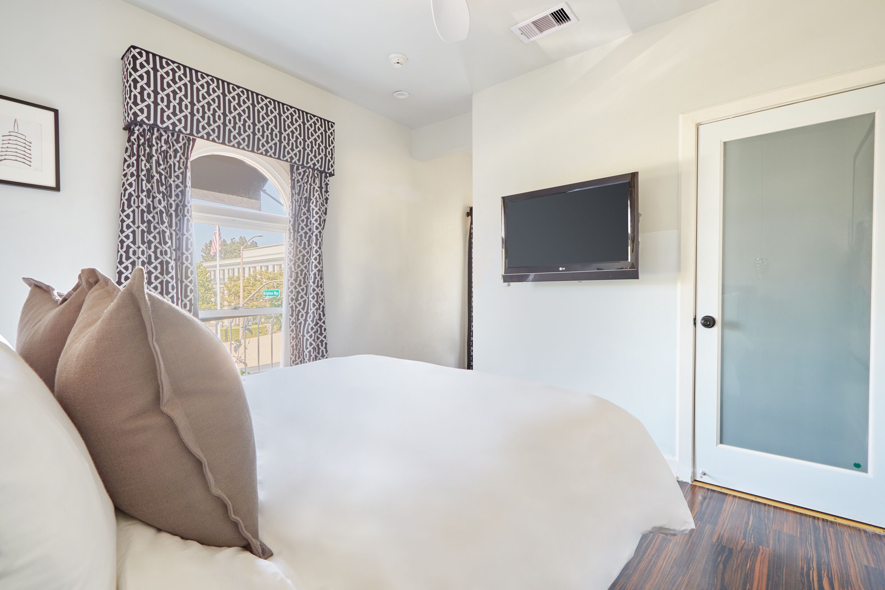 The Crescent powered by Sonder | Spacious Queen Room