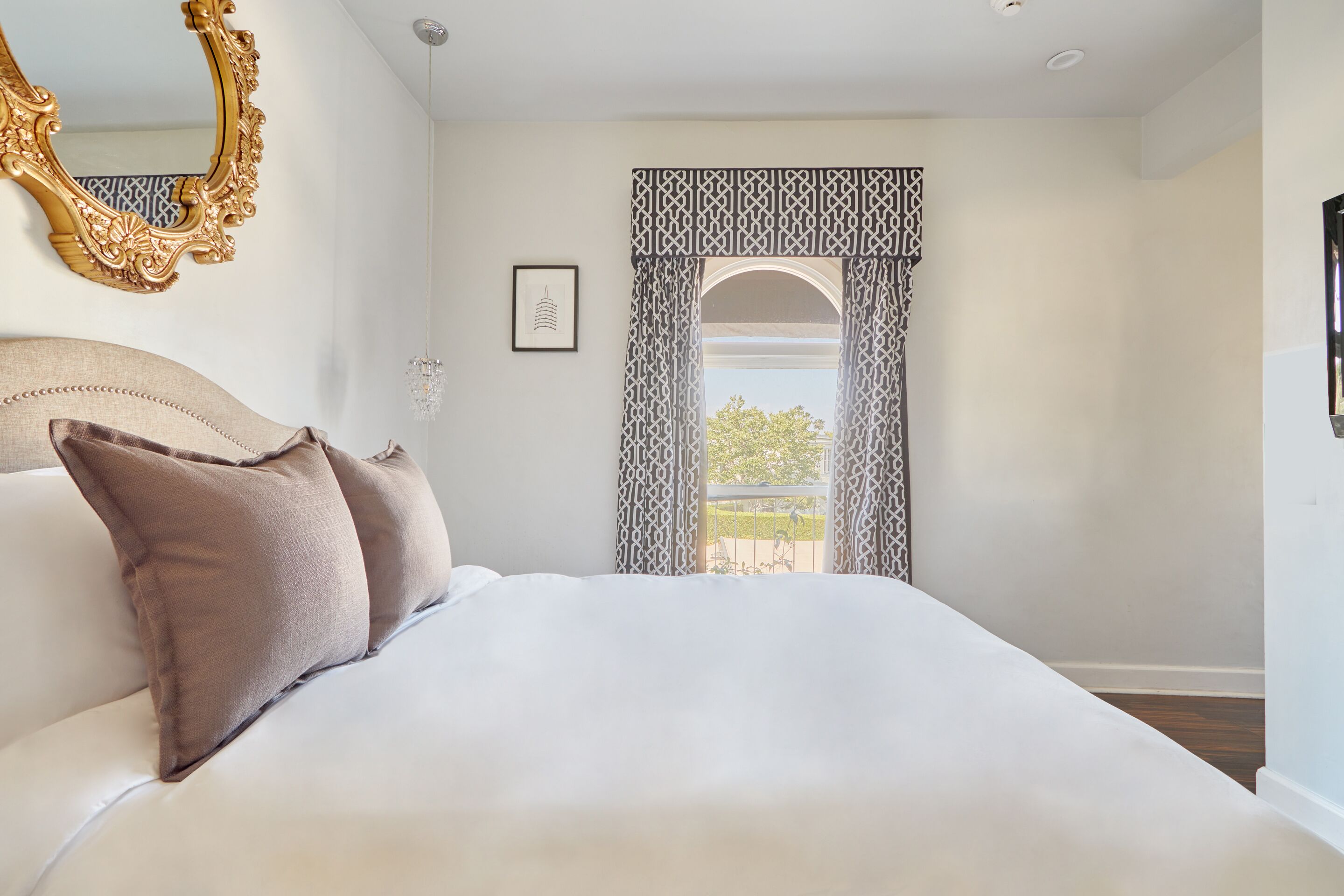 The Crescent powered by Sonder | Spacious Queen Room