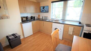 Apartment, 1 Queen Bed | Private kitchen