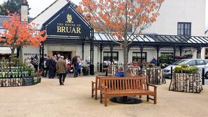 Restaurant The House of Bruar mit Außenbestuhlung und verschiedenen Pflanzen.