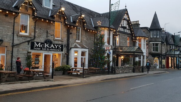Ein traditionelles Steinhaus mit einem Schild für die Hotelbar und das Restaurant McKays.