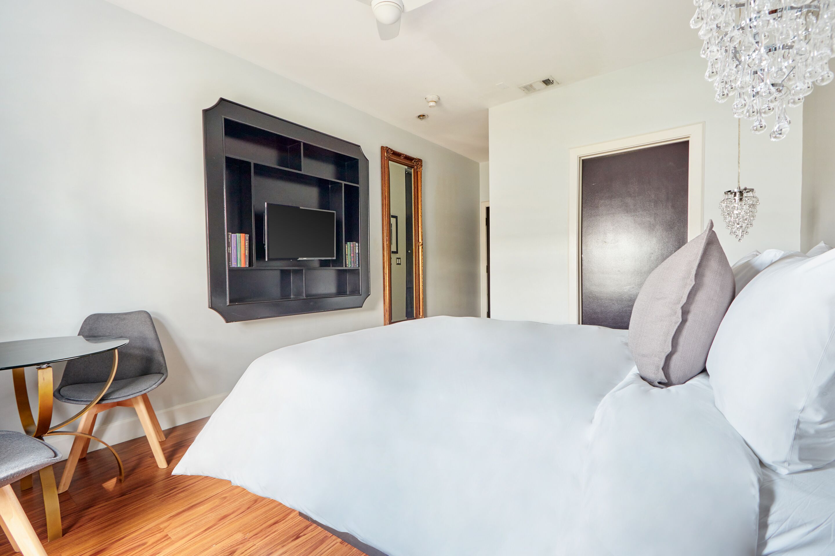 The Crescent powered by Sonder | Superior Queen Room