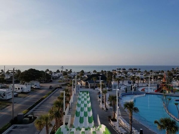 Alberca techada y alberca al aire libre