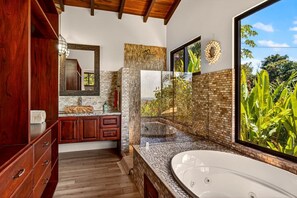 Bathtub, towels, soap, shampoo - Ocean view, Secret place - Casa Espectacular (Uvita)