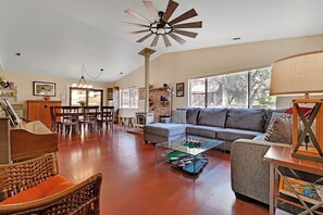 Smart TV, chimenea y libros 