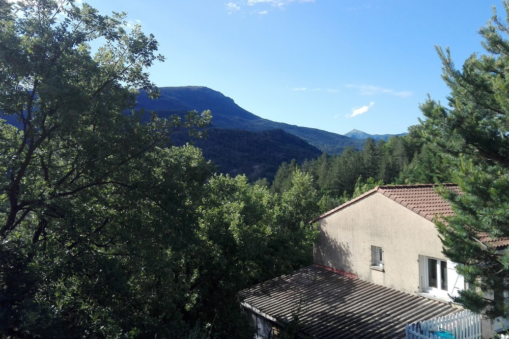 À Proximité : Golf, Plan D'eau, Piscine, Gorges du Verdon et lac de Ste Croix