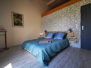 2 dormitoris, planxa i posts de planxar, un bressol de viatge i wifi