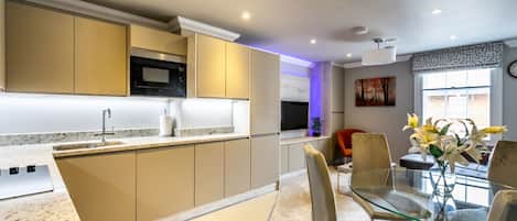 Réfrigérateur, micro-ondes, four, plaque de cuisson