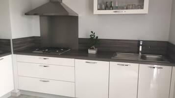 Geladeira, micro-ondas, fogĂŁo, cooktop