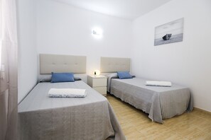 3 bedrooms, iron/ironing board, free WiFi, bed sheets - Villa  ADELFA (Salou)