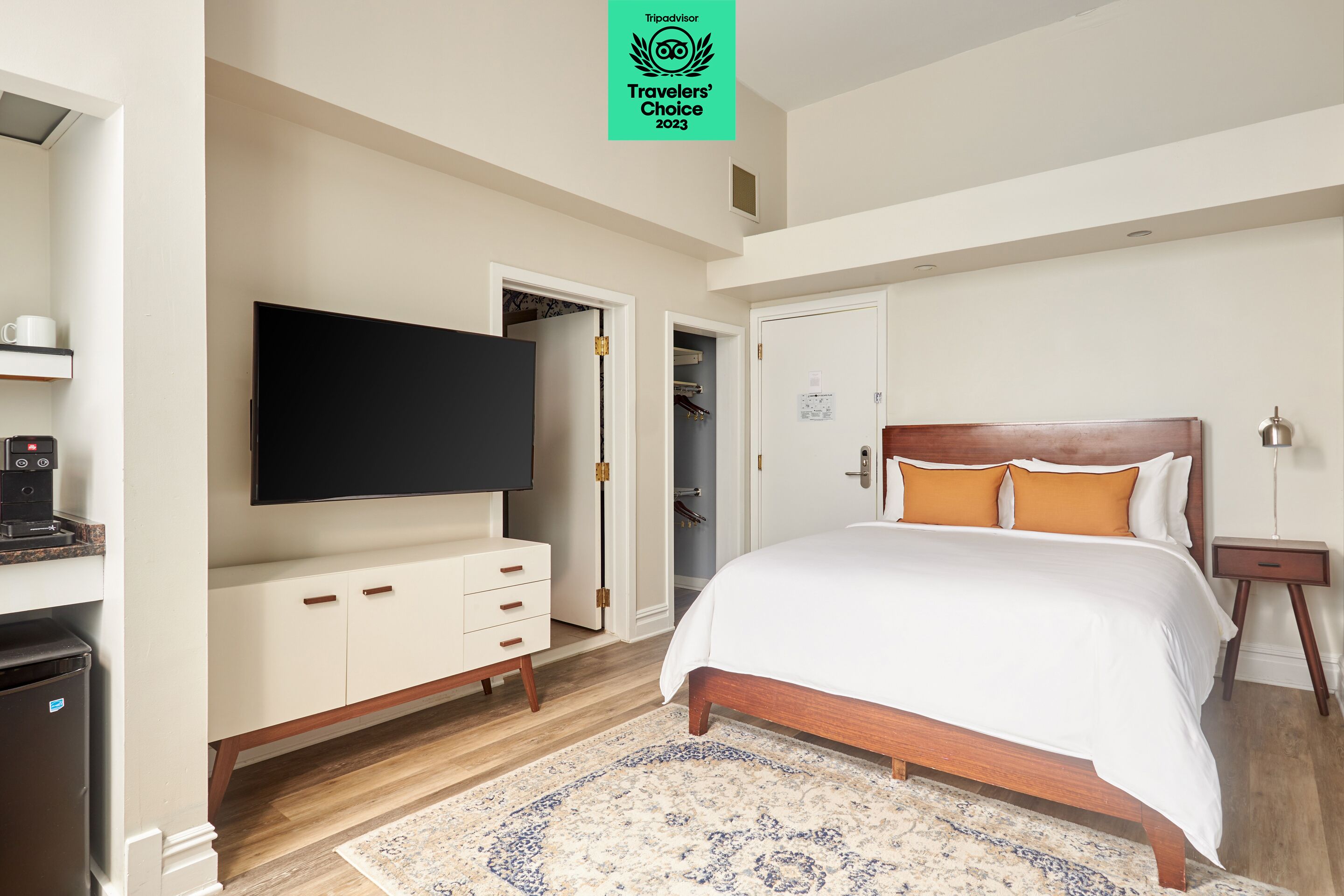 The Arco powered by Sonder | Queen Room w/ Roll-In Shower